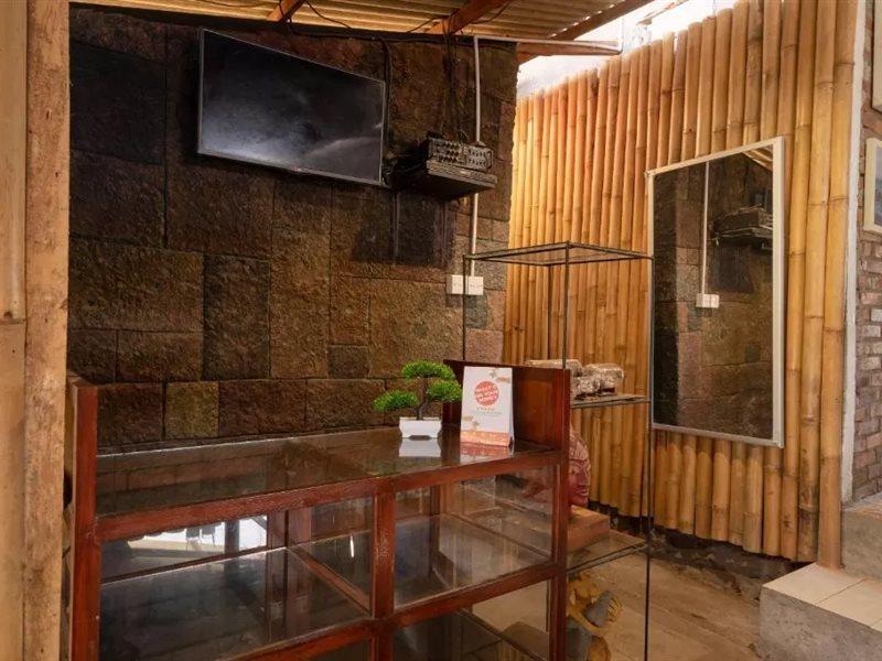 Oyo 2380 Alea Guesthouse Muntilan Екстер'єр фото